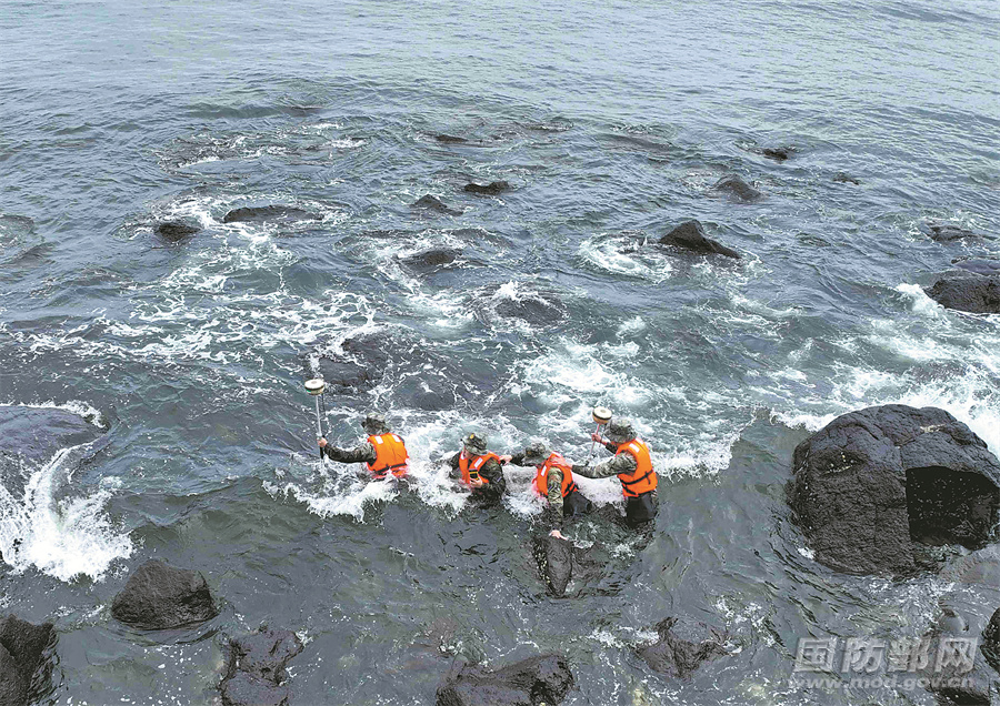 海军某测量分队官兵用“铁脚板”丈量万里海疆