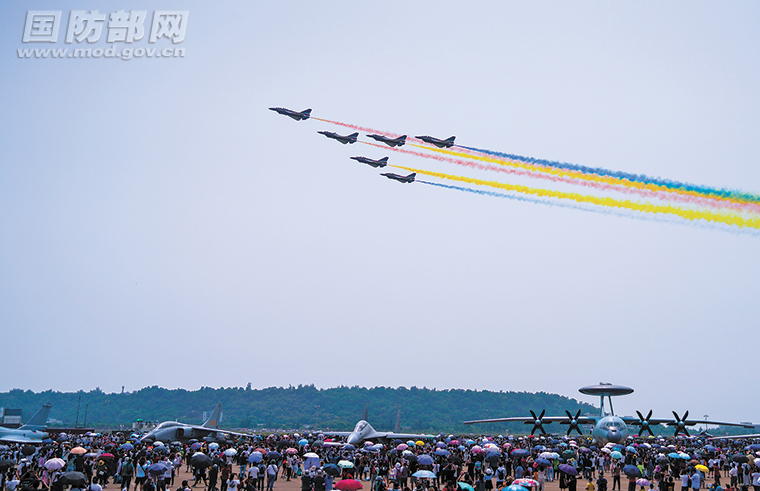 第13届中国航展首个公众开放日:“空军蓝”致敬“中国红”