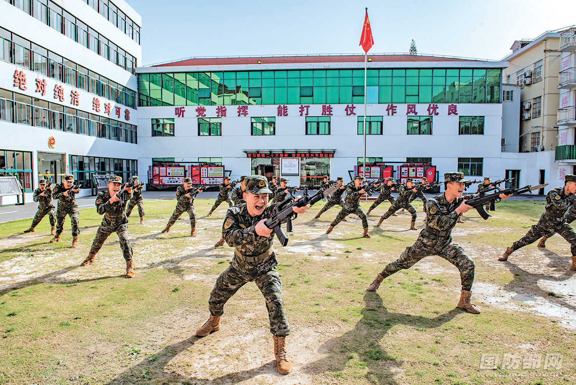 武警上海总队机动第二支队组织官兵开展刺杀训练