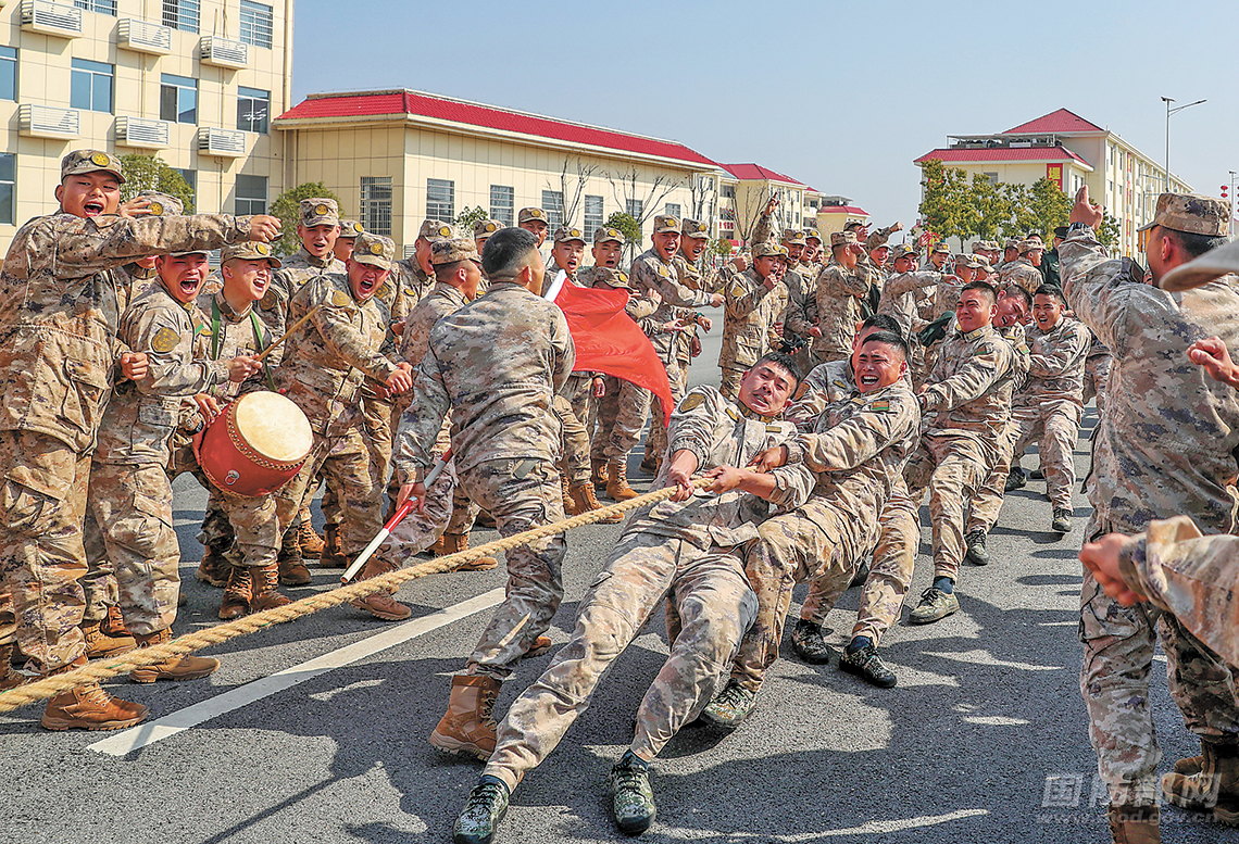 东部战区陆军某旅组织拔河比赛