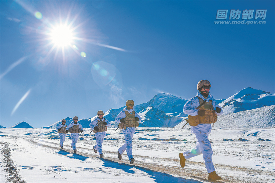 新疆军区某团组织开展雪地负重越野跑训练